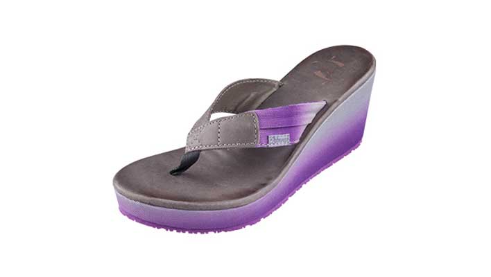 {振揚實業是拖鞋廠家、拖鞋加工(gōng)廠、拖鞋代工(gōng)廠、高端拖鞋定制、人字拖加工(gōng)廠、定制拖鞋工(gōng)廠、品牌拖鞋代工(gōng)廠、涼鞋代工(gōng)廠、沙灘拖鞋廠家、涼鞋廠家，不同風格的多(duō)款式組合，滿足各類時尚消費者不同生活閱曆和價值取向的裝(zhuāng)扮需求。}